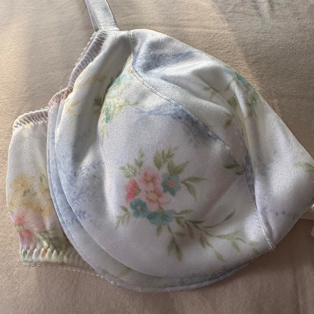 🪻Coquette Vintage Y2K Victoria's Secret Rare Satin Floral bra🪻 - Picture 3 of 7